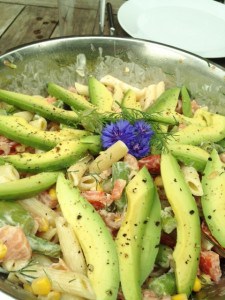 eetbare bloemen versieren een salade