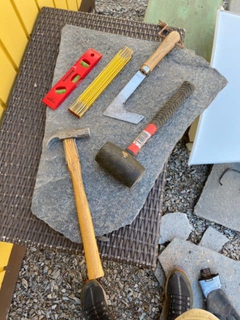 gereedschap-flagstones-tuinpad-leggen